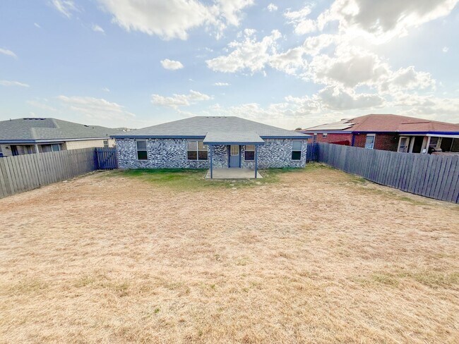 Building Photo - Available NOW!!!! Beautiful 4 bedroom, 2 bath, 2 car garage home with a privacy fenced yard and c...