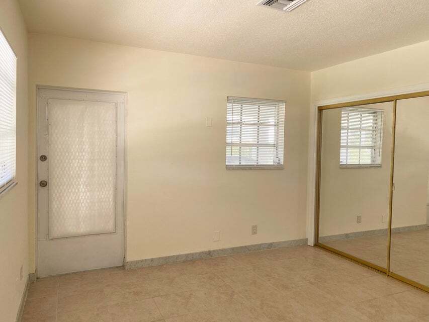 Building Photo - 590 NE Wavecrest Way