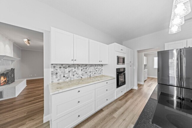 Building Photo - Spacious 4 Bedroom in Bluewater Bay w/ Large POOL!!