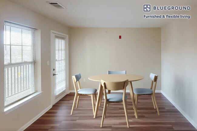 Building Photo - 160 Boylston St