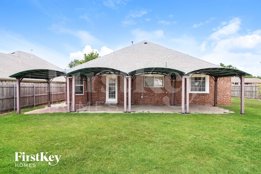 Building Photo - 9400 S Country Club Dr