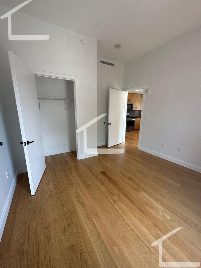 Building Photo - Large 3 Bedroom at Coolidge Corner, Heat, ...