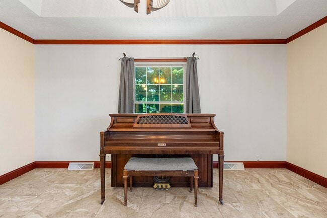 Building Photo - Large Home on Almost 2 Acres!