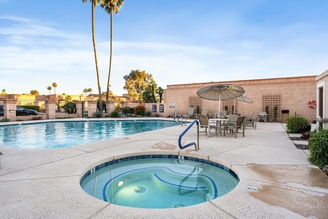 Building Photo - 8178 Via de Ln