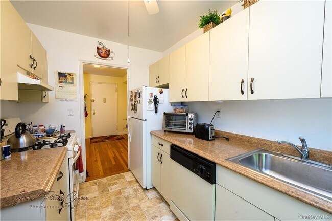 Building Photo - 5 Sadore Ln