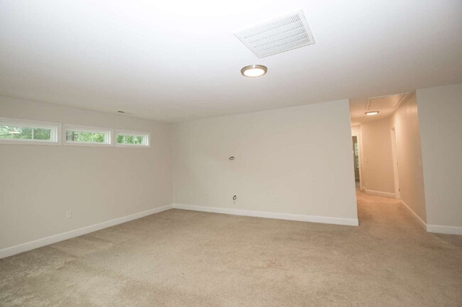 Building Photo - Charming 3 bed, 2.5 bath home with bonus t...