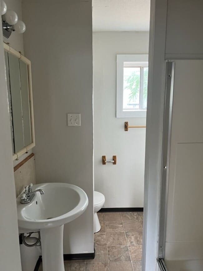 Building Photo - CHARMING OLDER 2 BEDROOM HOME W/ BUILT INS