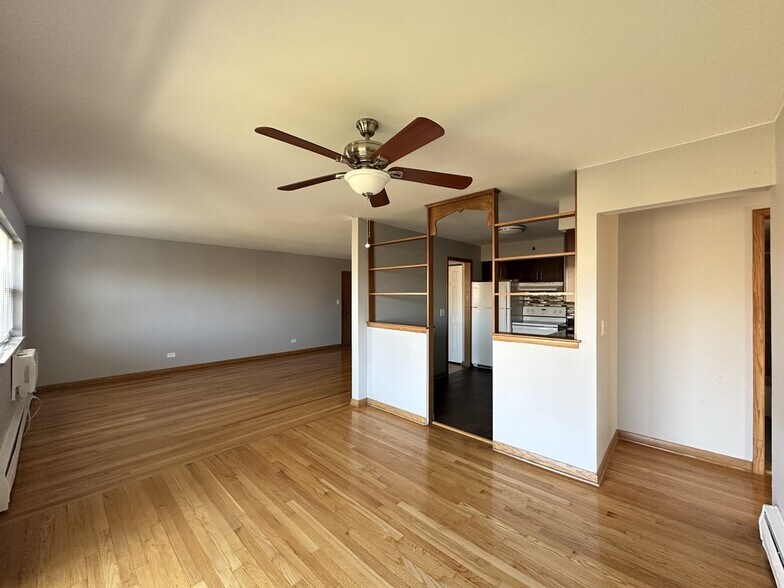 Building Photo - 1026 S River Rd