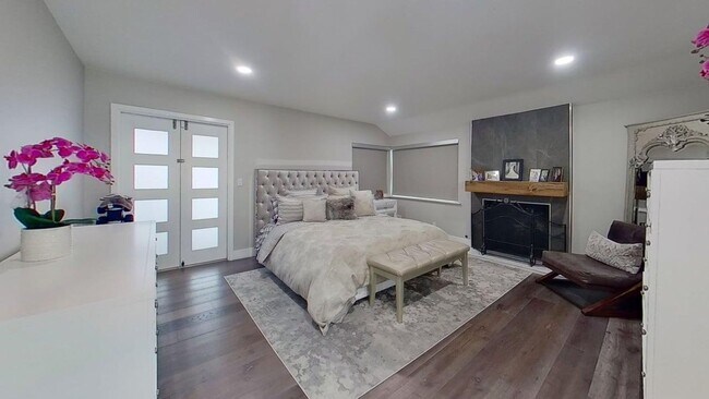 Building Photo - Waterfront Lido Island with Pool