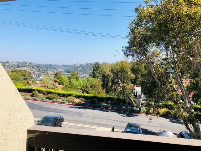 Building Photo - 2 bedroom, 2 story Mission Valley Townhouse with garage