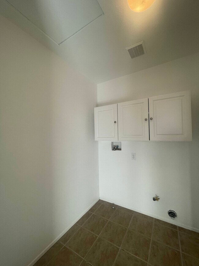 Building Photo - Hollyhock St