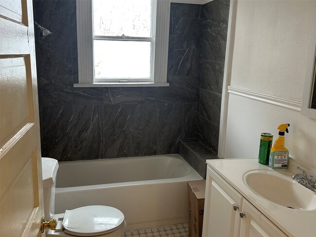 Building Photo - 4621 Davenport St