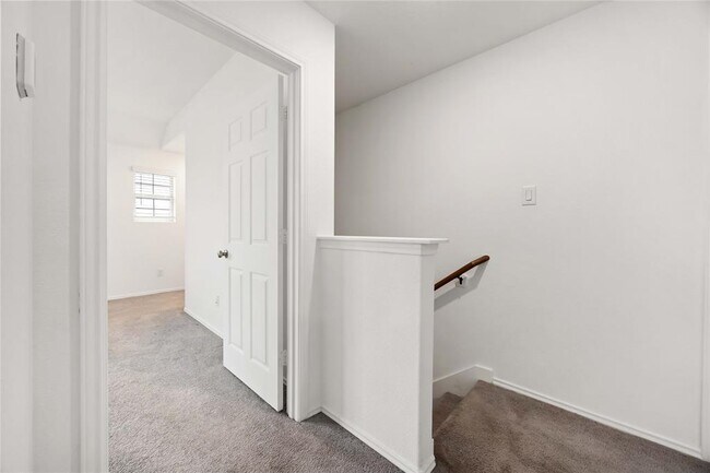 Building Photo - 14611 Broadbury Pond Rd