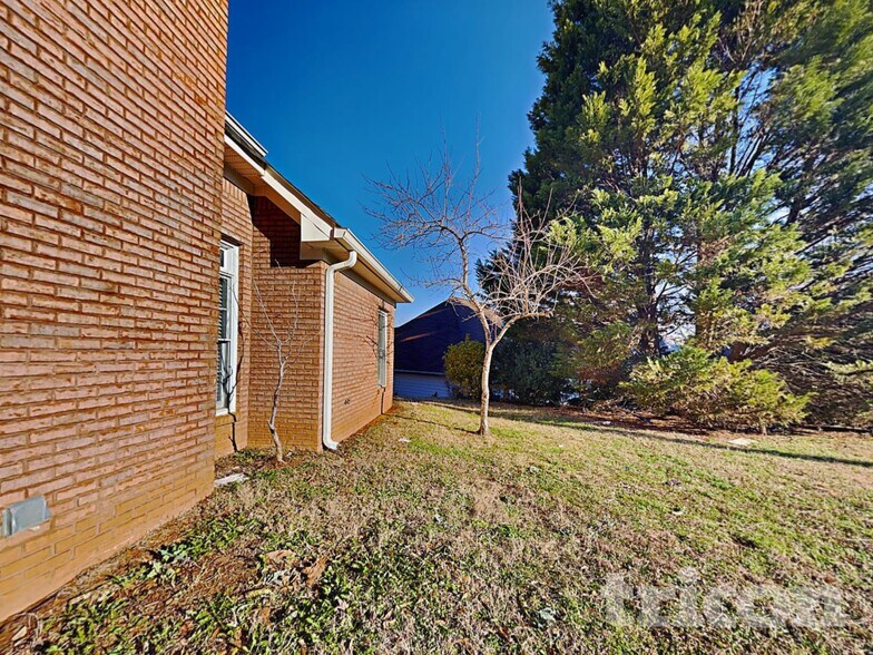 Building Photo - 160 Wisteria Way