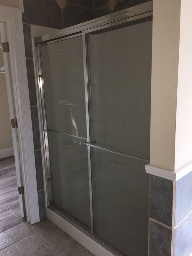 Building Photo - Beautiful, Custom-Built Home in Established & Coveted MOWAT HIGHLANDS!