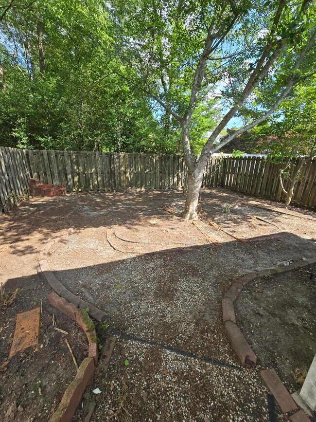 Building Photo - 107 Raintree Ct