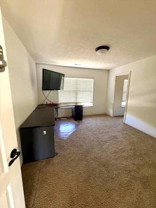 Building Photo - 2251 Pebblestone Ln W