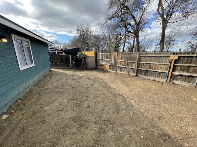 Building Photo - 2800 E Valley Oaks Dr