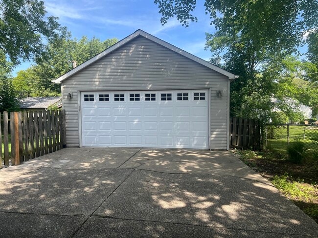 Building Photo - 422 Bernard Dr