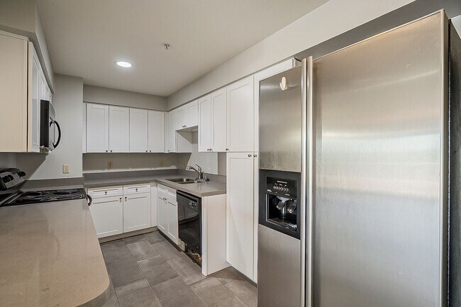 Building Photo - Walking Distance to ASU!