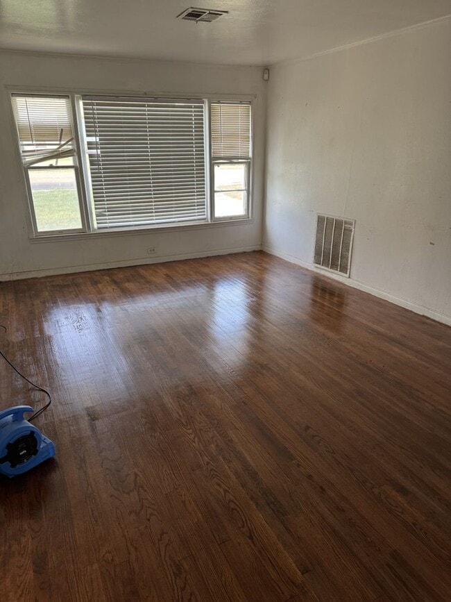 Building Photo - 3 Bedroom 1 Bath Singe Family Home