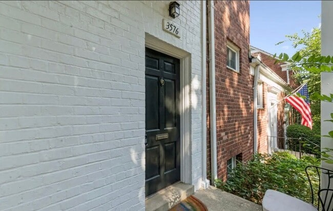 Building Photo - Charming Tree-Top Condo in Historic Parkfa...