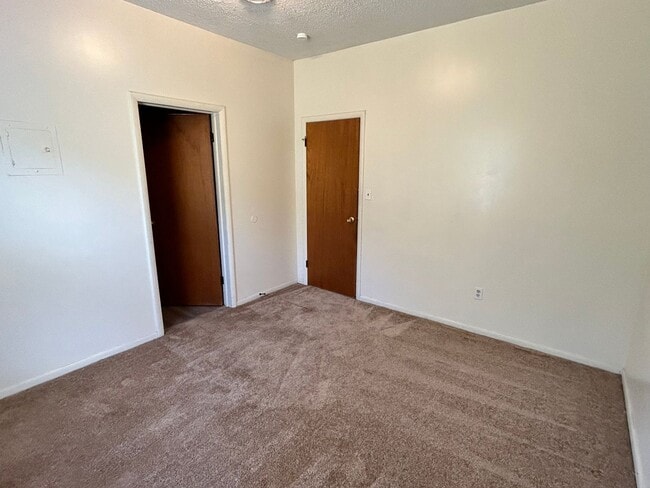 Building Photo - 301 E Grandview Dr