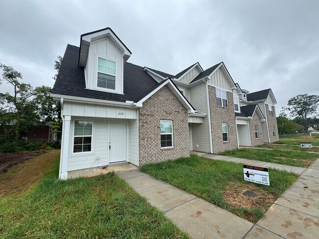 Building Photo - BRAND NEW 3 bedroom 2 bath townhome in the heart of Smyrna