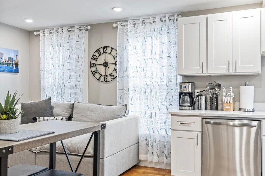 Building Photo - 169 Endicott St