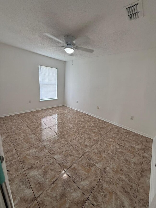 Building Photo - Recently renovated 4 Bedroom, 2 Bathroom, ...