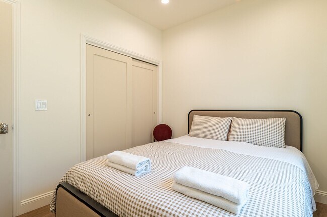 Building Photo - Contemporary New home in Monrovia