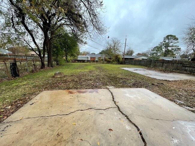 Building Photo - Central Bossier Beauty!