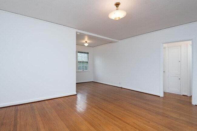 Building Photo - 1 Bedroom Top Floor in Beautiful Courtyard