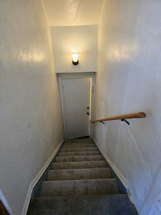 Building Photo - Price Reduced! Great Hill Location- 2 Bedr...