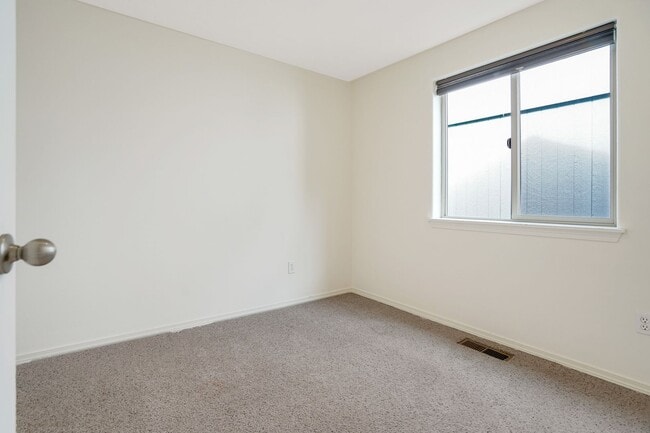 Building Photo - Beautiful 3 bed, 2 bath home in a quiet We...
