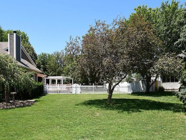Building Photo - 820 Redwood Rd