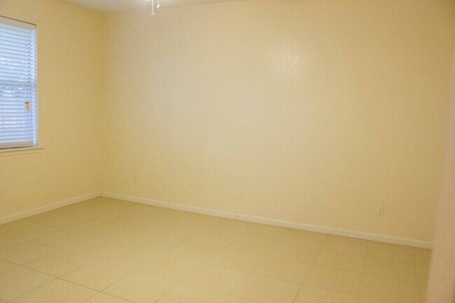 Building Photo - 7212 Park Creek Cir W