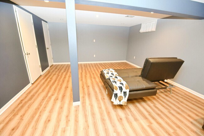 Building Photo - Furnished or unfurnished 4 bedroom 3 full bath home near the University of Notre Dame.