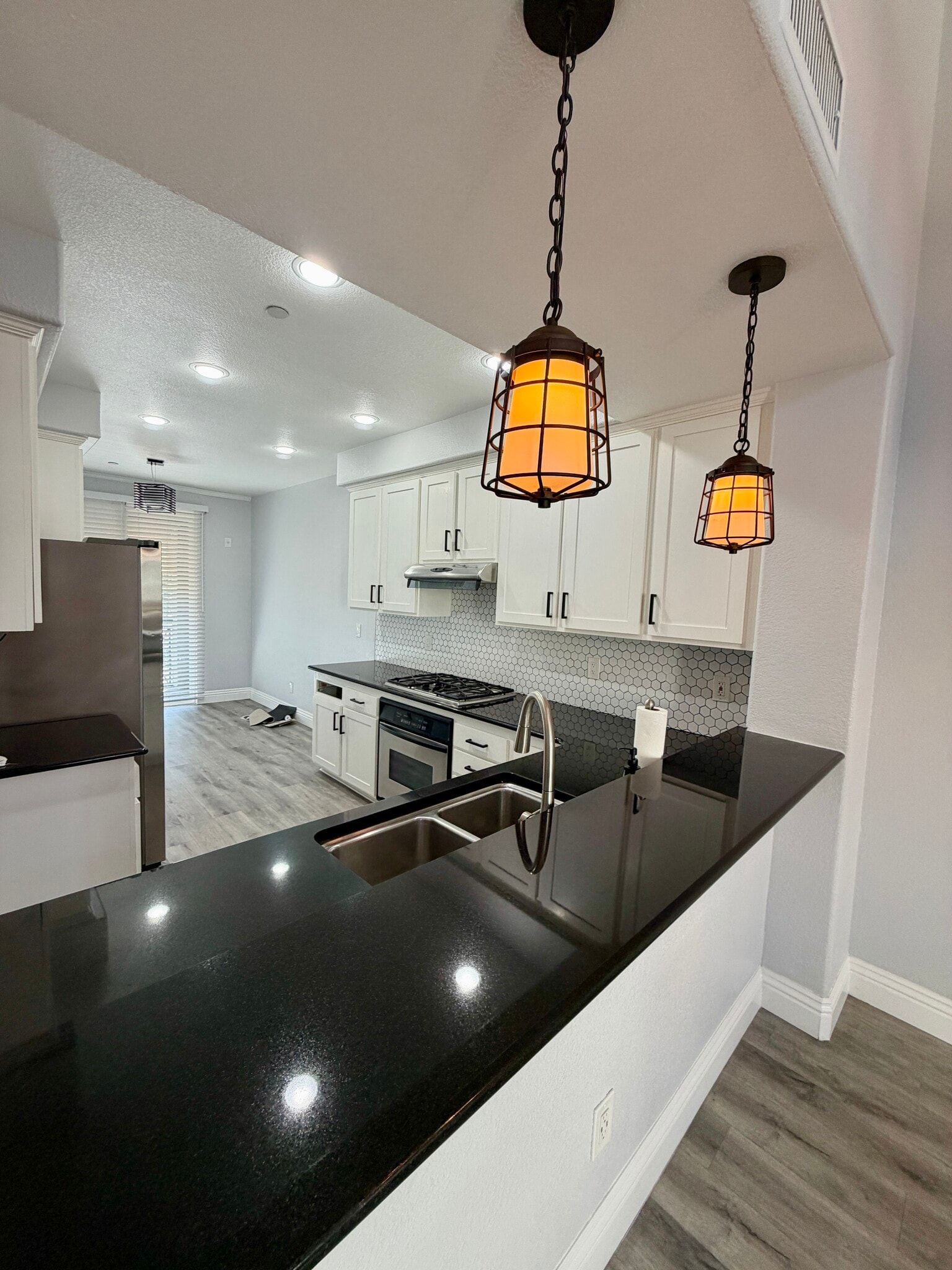 Kitchen bar counter - 4942 Haight Trl