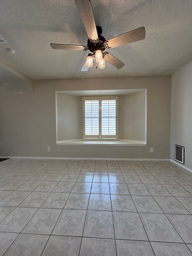 Building Photo - 5425 Veranda Ct
