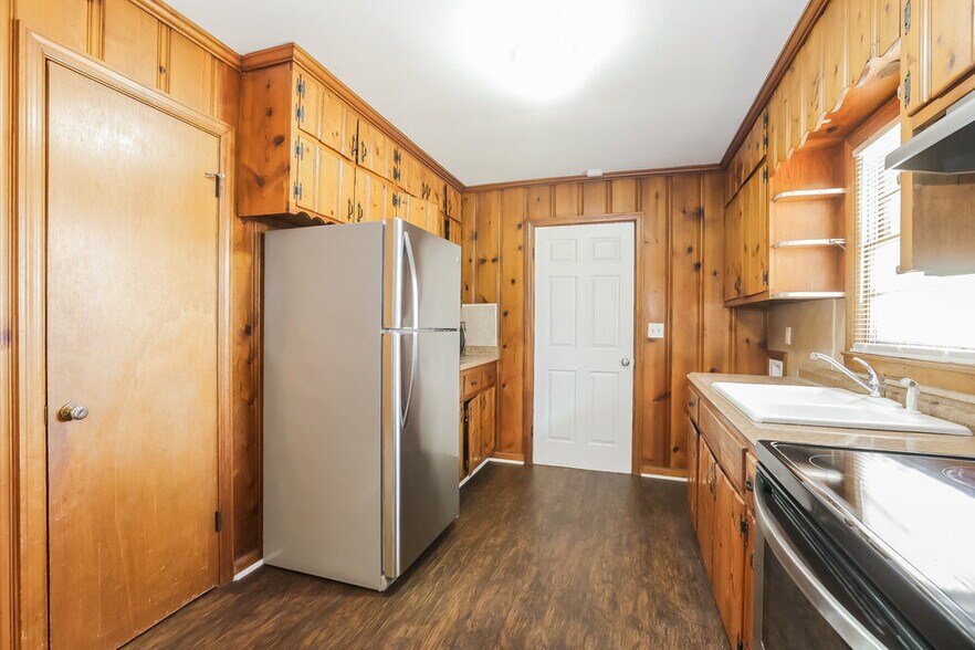 Building Photo - 2147 Camp Cir SW