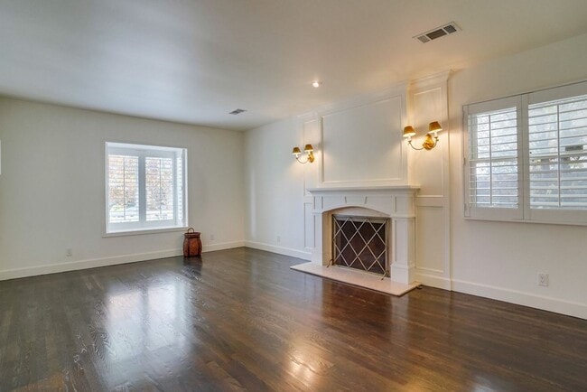 Building Photo - Beautiful 4 Bed/4 Bath Family Home w/pool Available Now!!