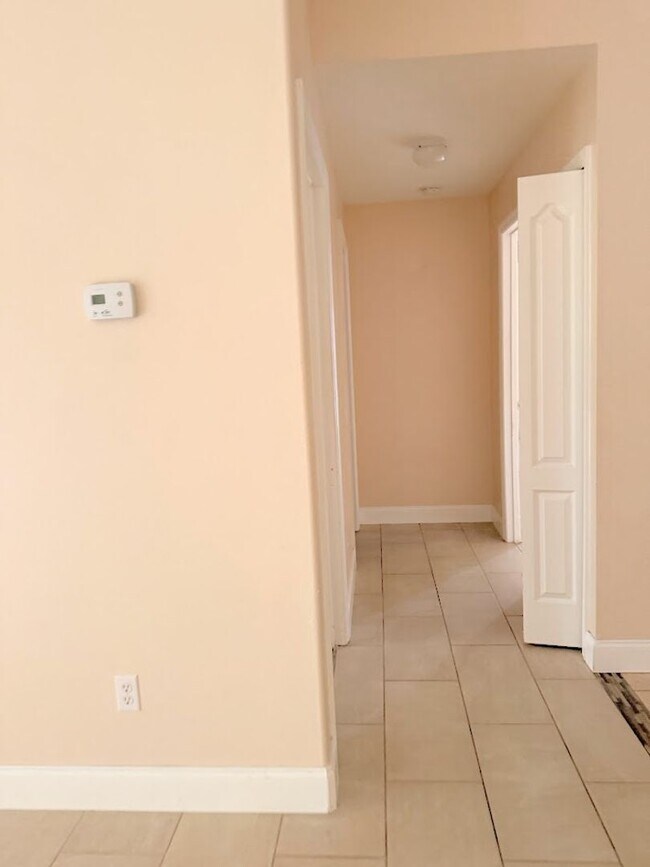 Building Photo - LOTS OF ROOM IN THIS CUTE 3/2 HOME IN CLERMONT!