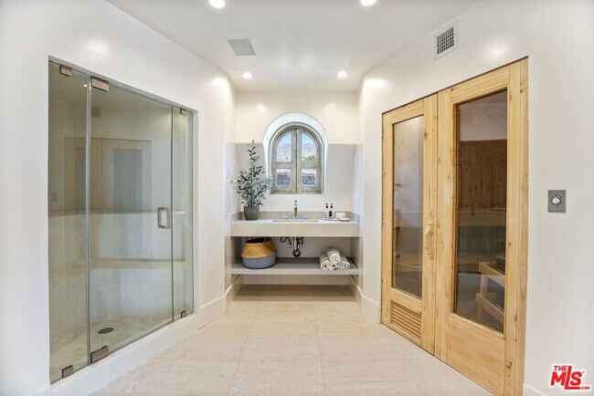 Building Photo - 5868 Zumirez Dr