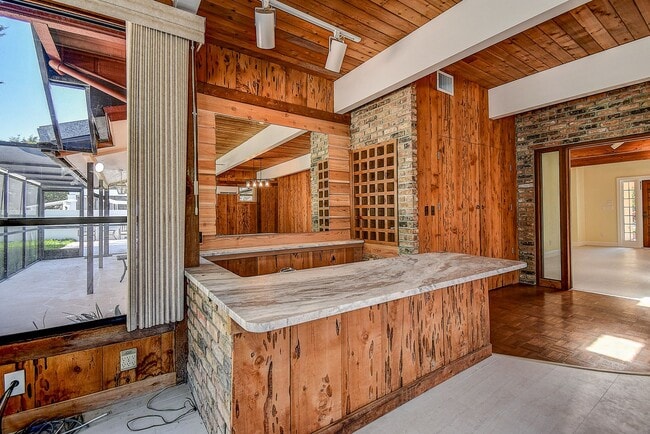 Building Photo - Luxurious 4 bedroom, 3 bath pool home.