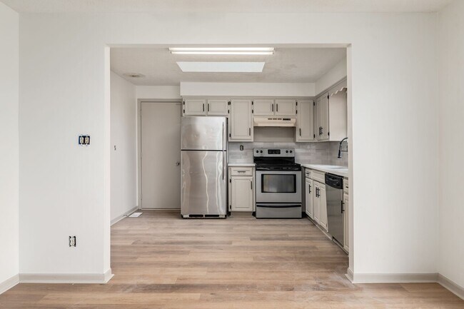 Building Photo - 7450 Richardson Rd