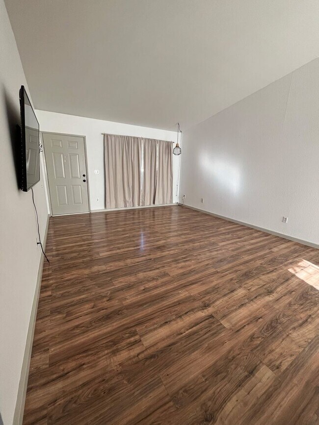 Building Photo - Now renting 2 bedroom Duplex  half-off the first month of rent