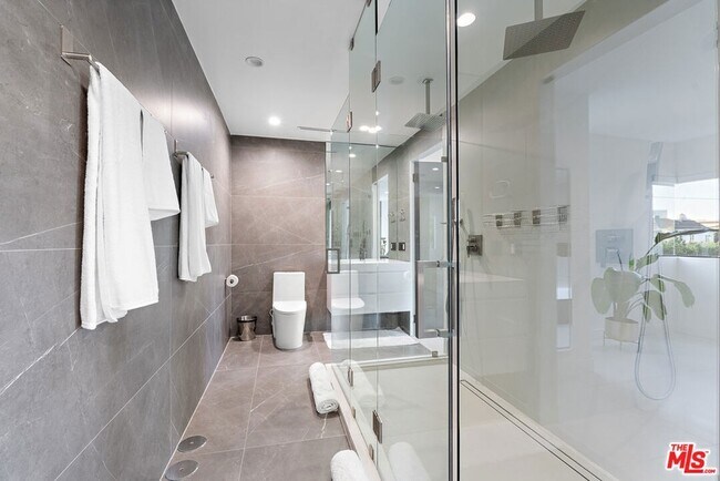 Building Photo - 201 S Bedford Dr