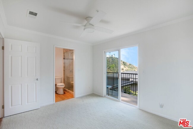 Building Photo - 3855 Rambla Pacifico St