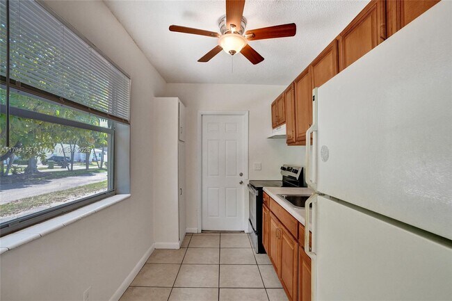 Building Photo - 403 SW 11th Ct